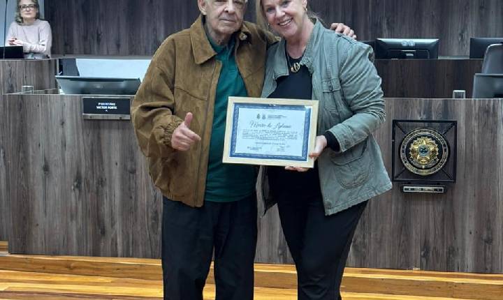 Vereadora Ciça Müller homenageia Carlos Alberto Spinelli pelos 45 anos de dedicação ao rádio em sessão da Câmara