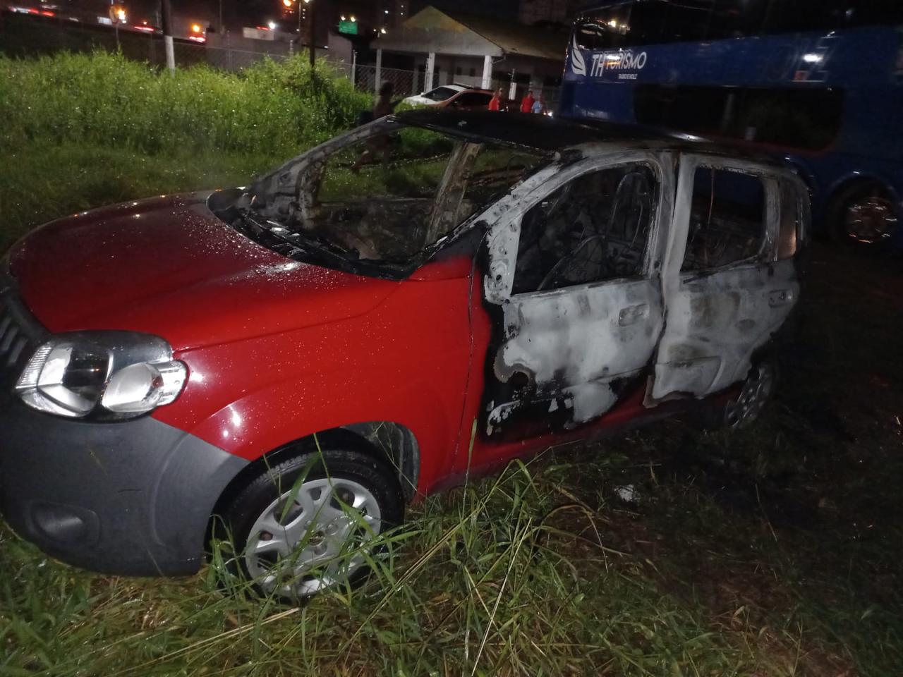 Veículo usado em roubo de dólares é incendiado pelos bandidos