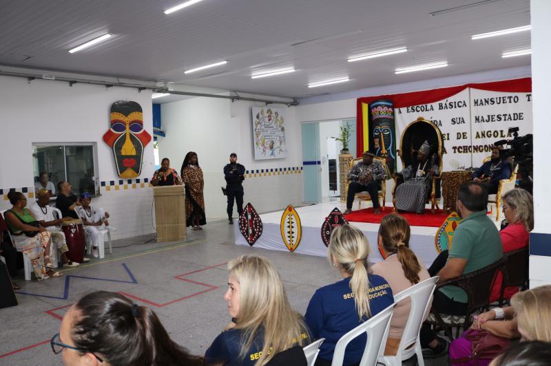 Rei do maior grupo étnico de Angola visita Escola Básica Mansueto Très ...