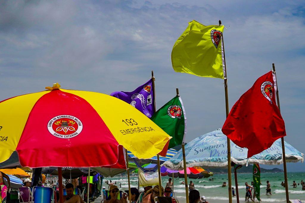 O que significam as cores das bandeiras usadas nas praias de Santa Catarina