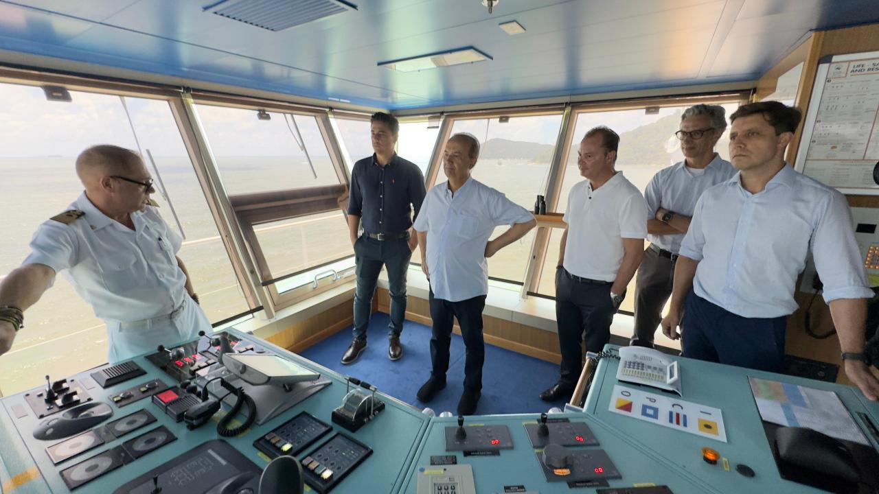 Fabrício Oliveira recebe governador Jorginho Mello para visita a transatlântico
