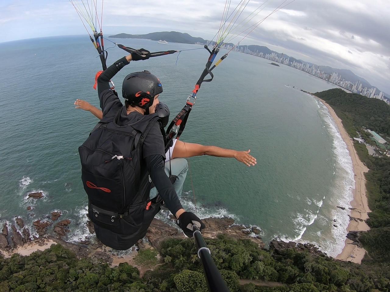 “Colorindo o Céu de BC” marca o retorno do voo livre ao Morro do Careca em Balneário Camboriú