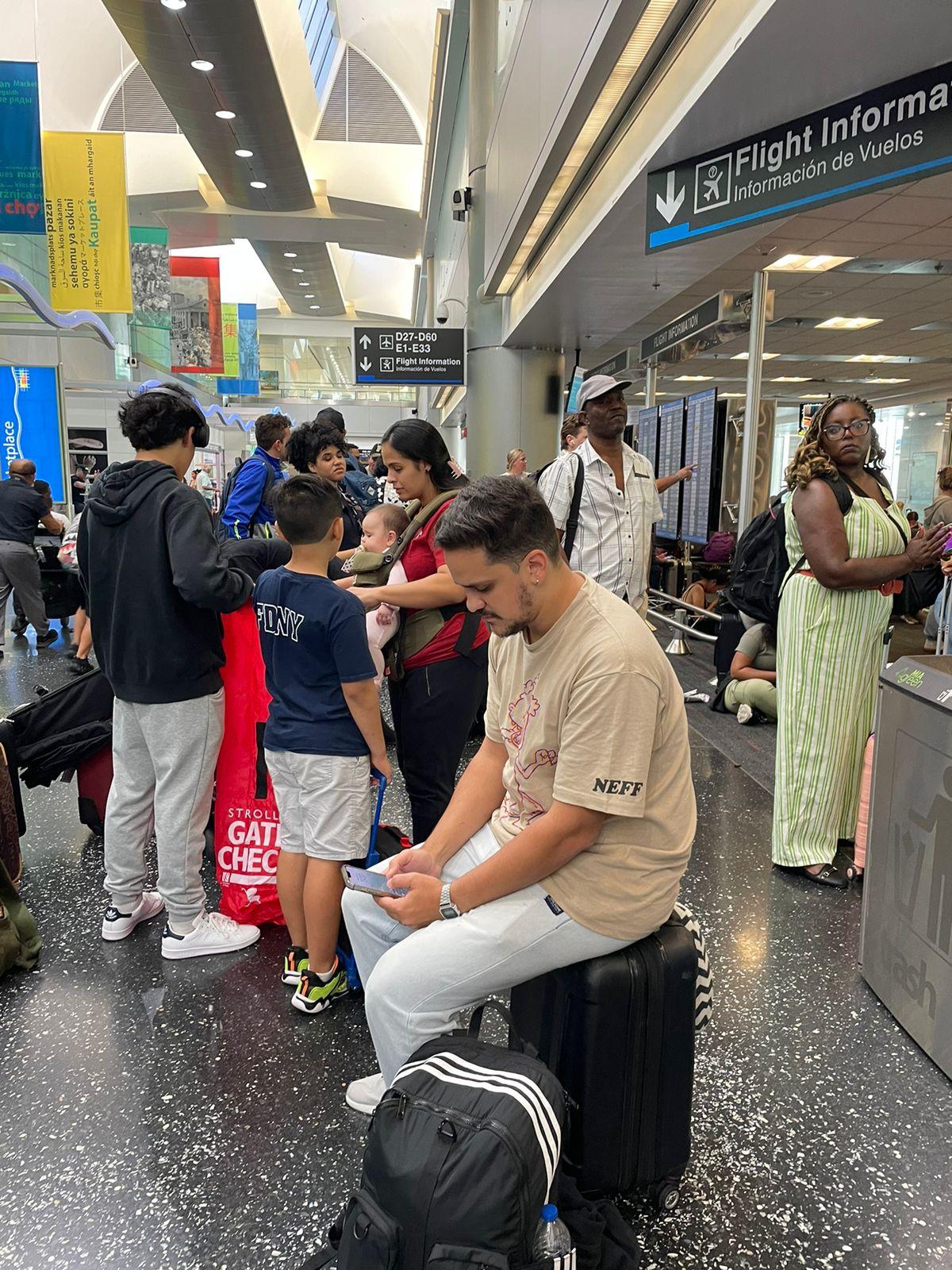 Pane cibernética causa cancelamentos de voos e deixa professor preso em Miami