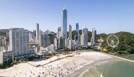 Florianópolis e Balneário Camboriú estão entre os 5 destinos mais buscados no Sul para a baixa temporada, diz Booking.com