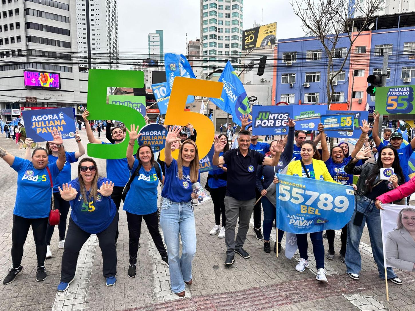 Juliana Pavan participa de animado bandeiraço na Avenida Central