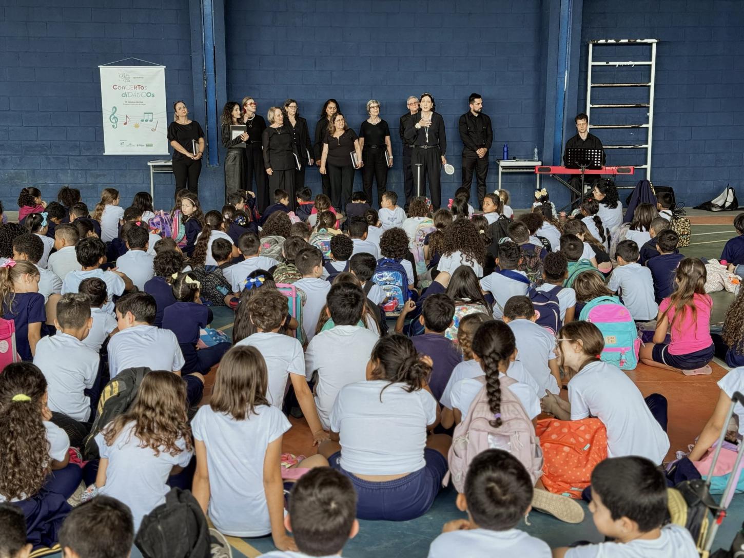 Coro Vozes do Vale leva concertos de música erudita para escolas de Itajaí