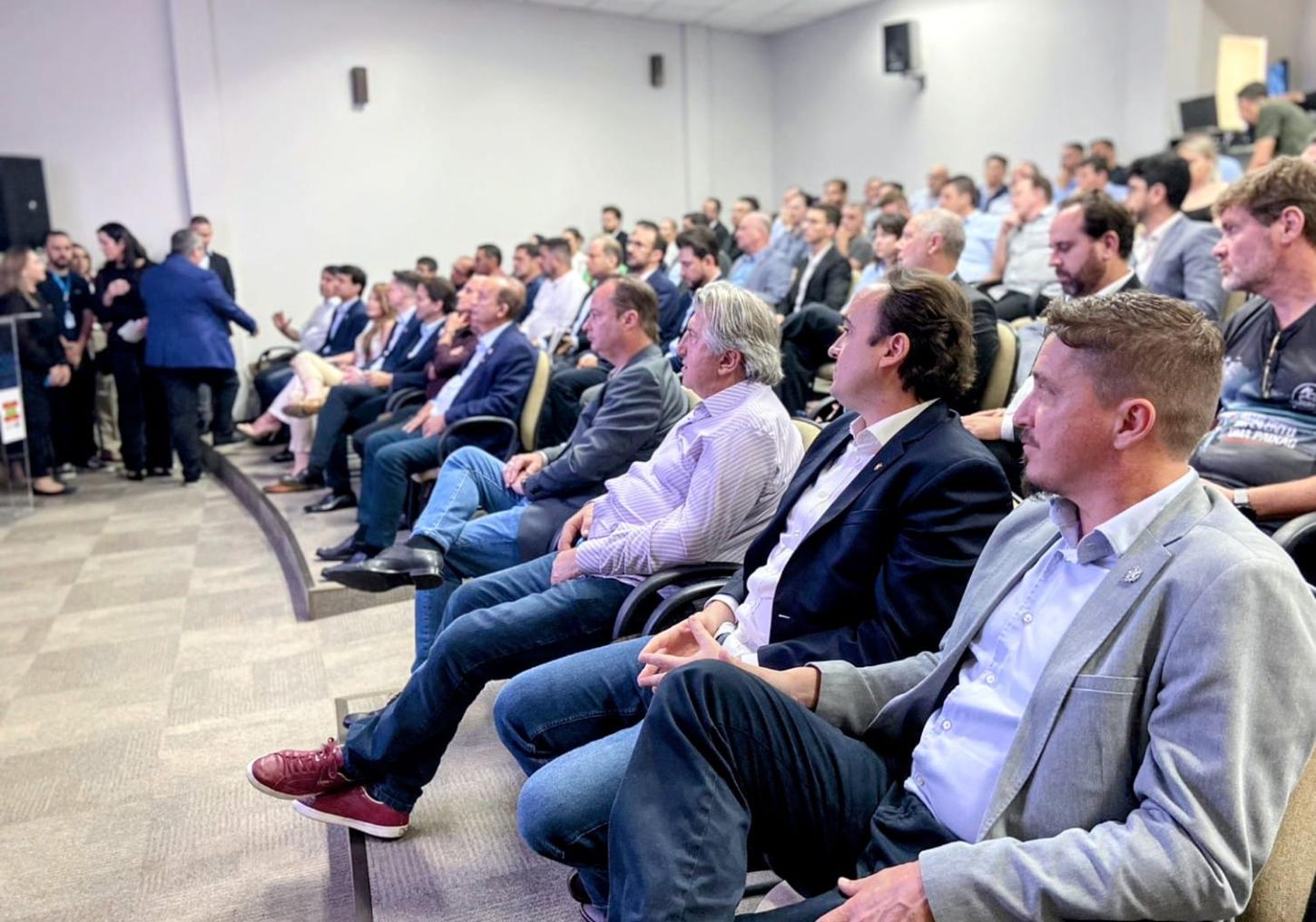 Pavan participa da assinatura de intensões do PROMOBIS na AMFRI