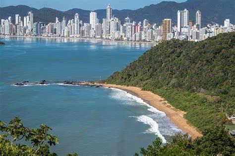 Balneário Camboriú e Florianópolis estão em lista de destinos favoritos para Natal e Ano novo, revela pesquisa da Booking.com