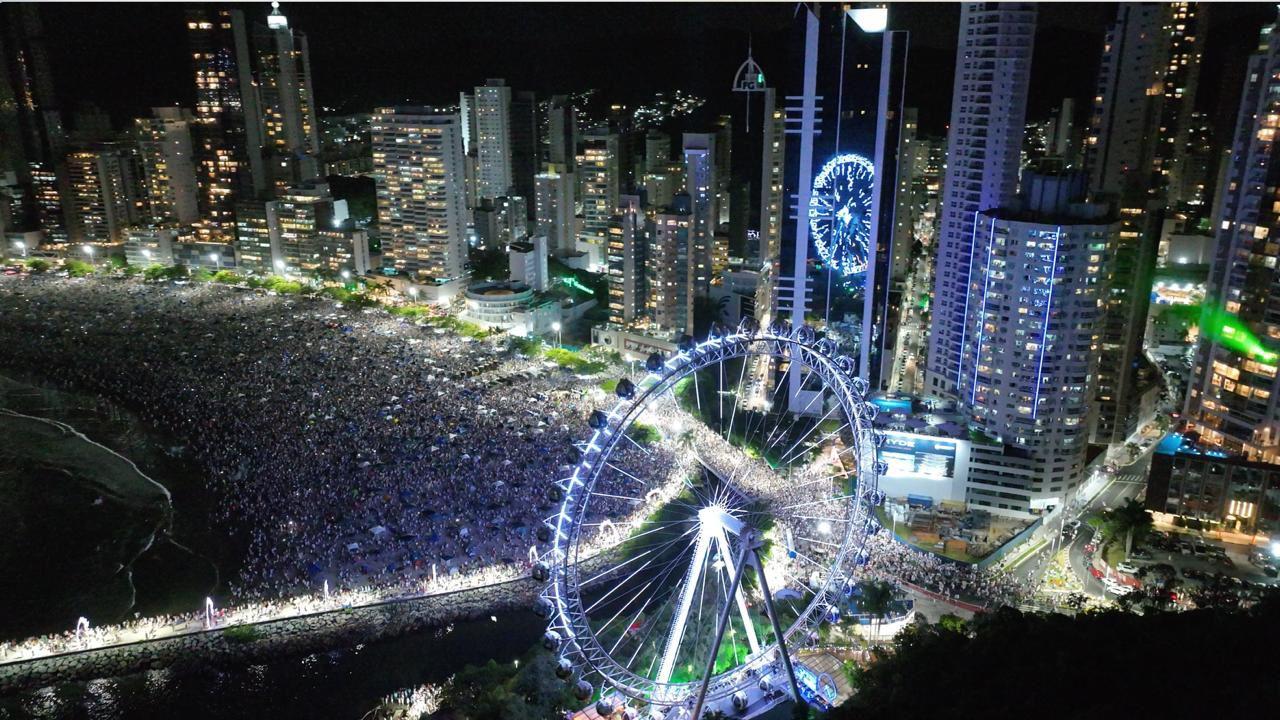 Balneário Camboriú pronta para o Réveillon 2025 com contagem regressiva na FG Big Wheel e show de fogos