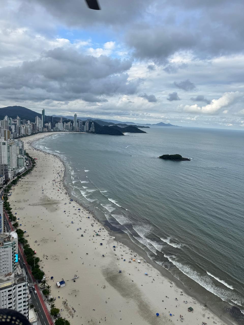 Helicóptero da Polícia Militar realiza pouso teste na Praia Central de Balneário Camboriú