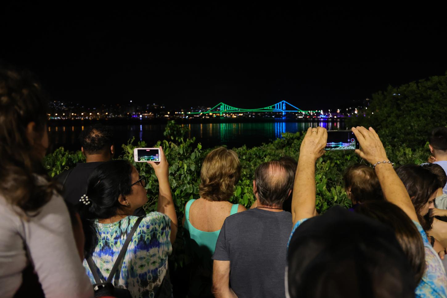 Inaugurada obra de iluminação cênica da ponte Hercílio Luz em Florianópolis
