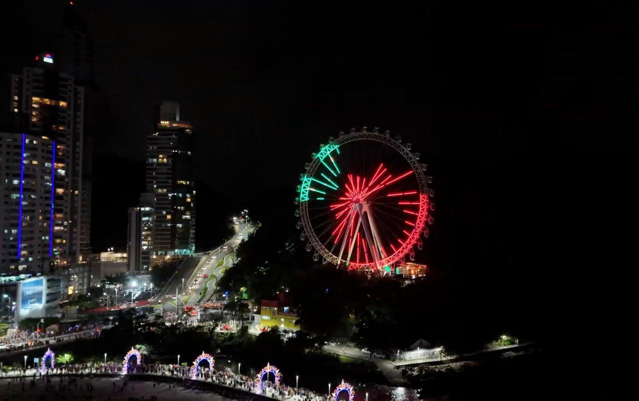 Papai Noel e Duendes encantam Balneário Camboriú durante rapel na FG Big Wheel