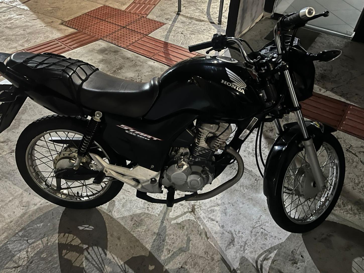 Polícia Militar realiza blitz para coibir presença de motos irregulares causando transtornos no trânsito