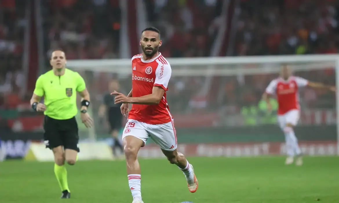 Thiago Maia leva prêmio Fair Play da Fifa por ajuda em enchentes no Rio Grande do Sul