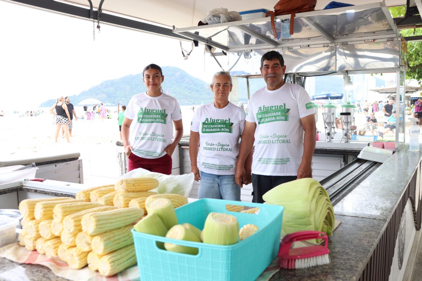 Trabalhadores da faixa de areia de BC recebem doação da Unimed Litoral pelo quarto ano consecutivo