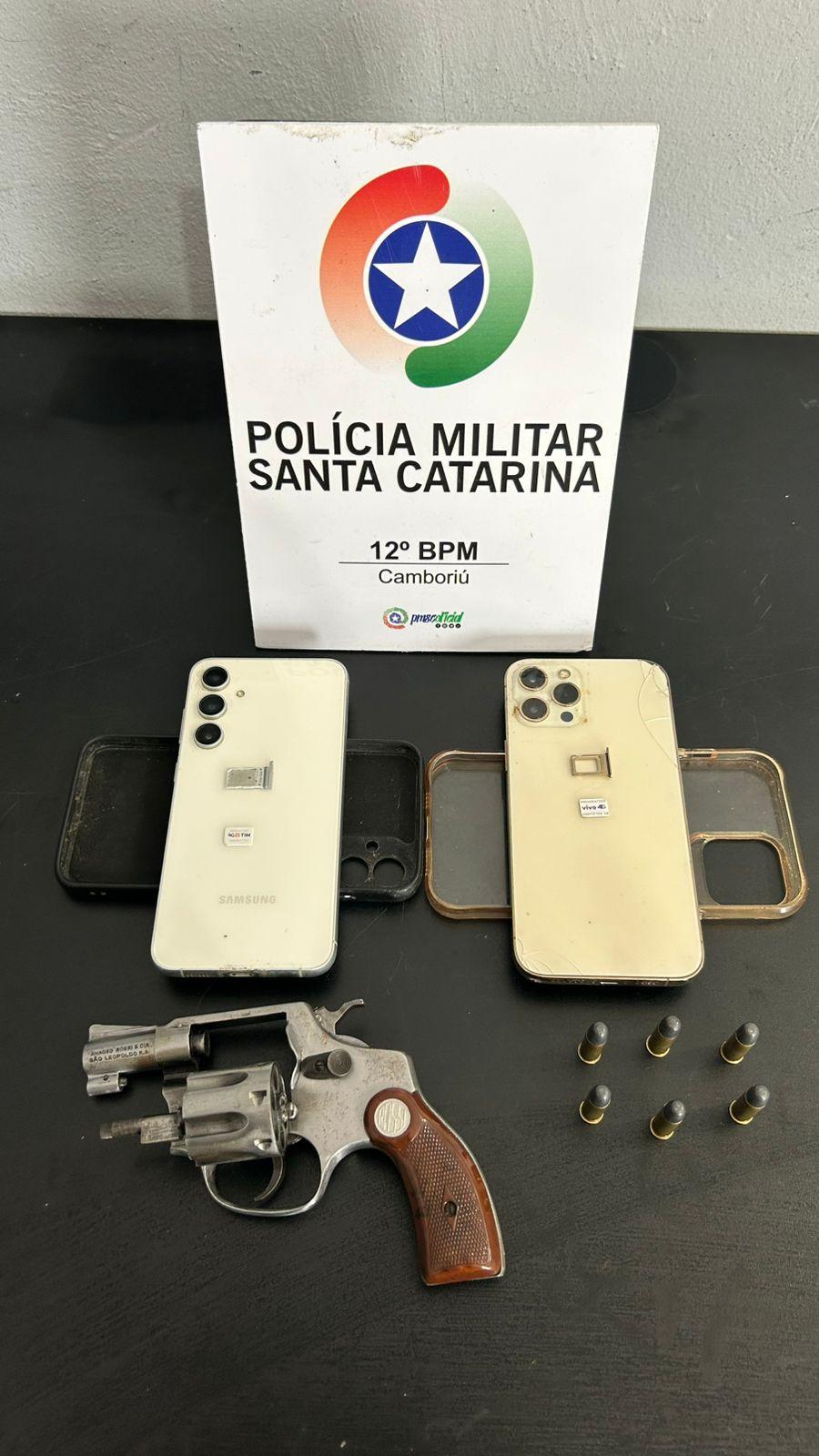 Dois homens são presos com revólver em Camboriú