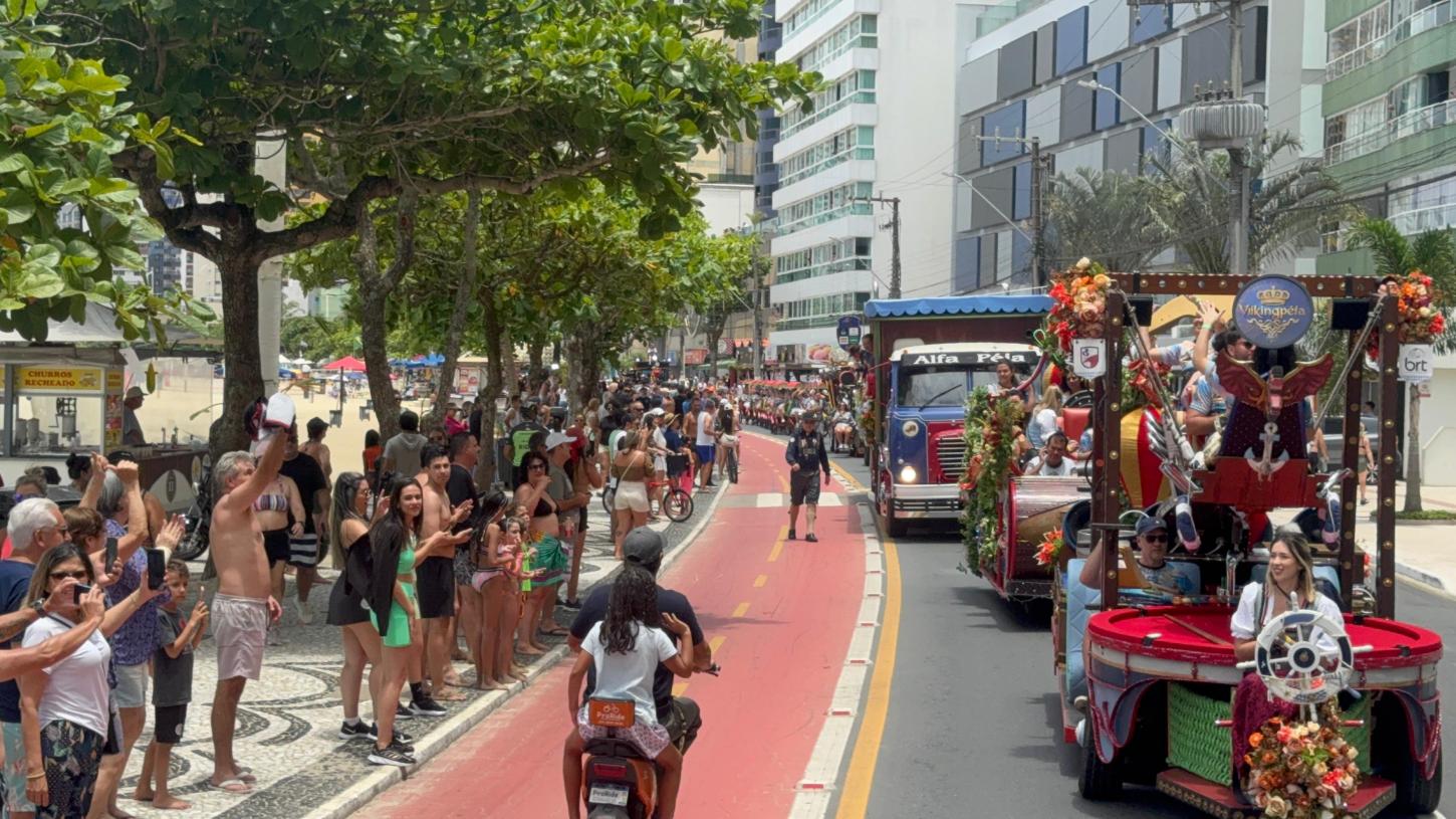 Planetapéia em BC: desfile reúne milhares de espectadores na orla da praia central