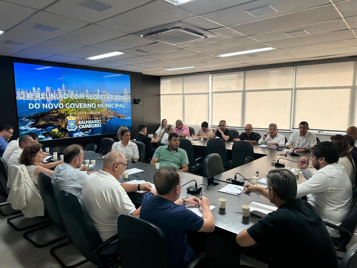 Prefeita Juliana Pavan realiza primeira reunião de secretariado focada na aproximação com a comunidade