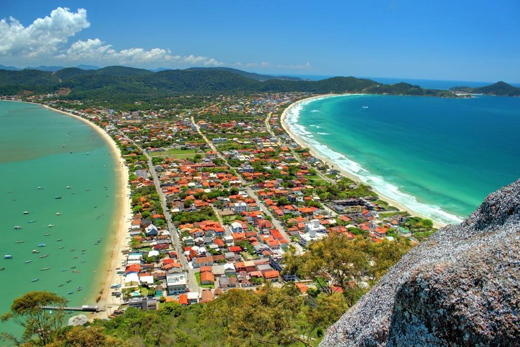 Florianópolis e Bombinhas estão entre os 5 destinos nacionais mais buscados por estrangeiros para o Carnaval, diz Booking.com