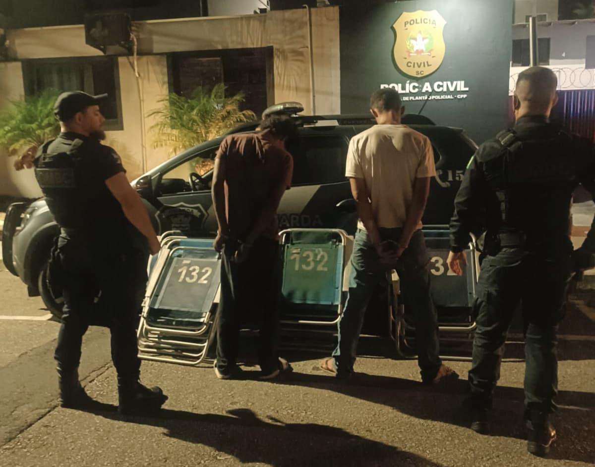 Homens são presos pela Guarda Municipal após furtarem cadeiras de praia em Balneário Camboriú 