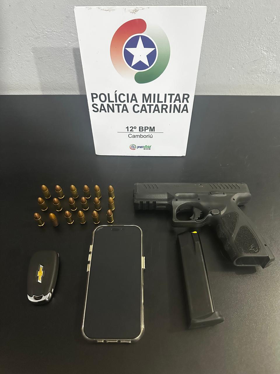 Polícia Militar apreende arma de fogo e foragido é preso