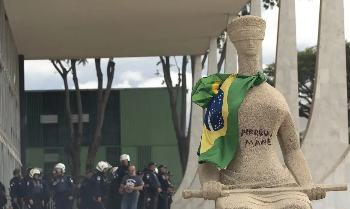 STF suspende julgamento de mulher que pichou 