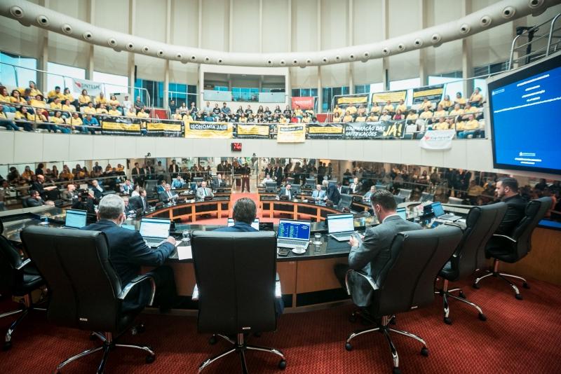 Aprovados reajuste da Segurança e isonomia salarial para servidores