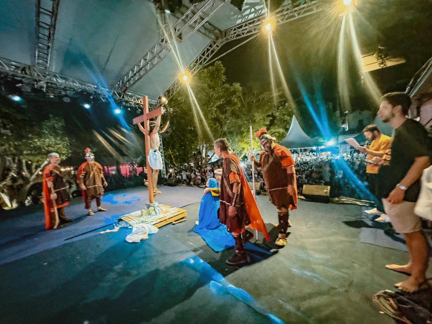 Fé e emoção marcam a Sexta-feira Santa com o evento Cristo Vive