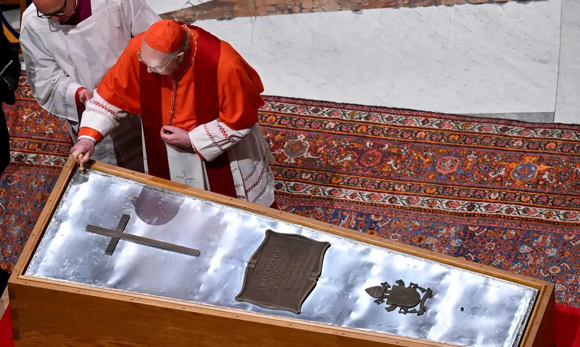 Funeral e sepultamento do papa Francisco são realizados neste sábado