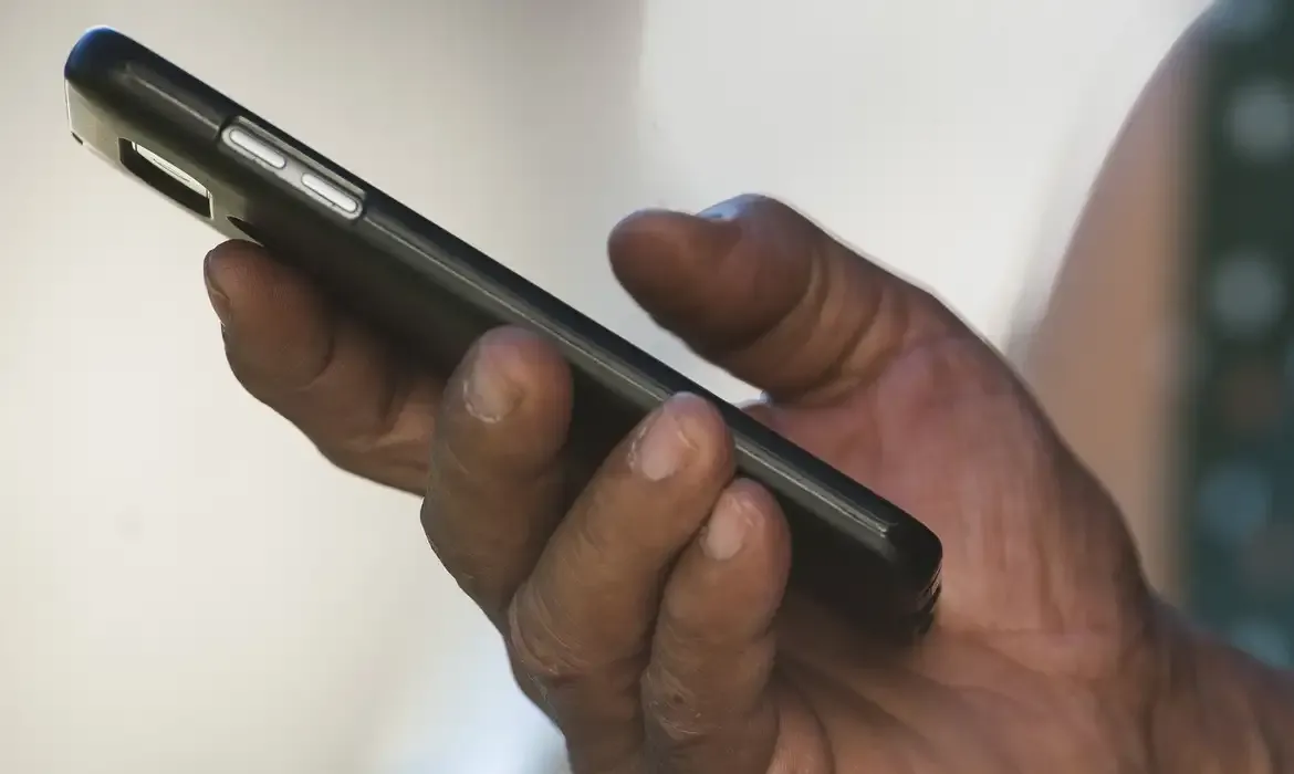 Nove em cada dez brasileiros têm acesso à telefone celular
