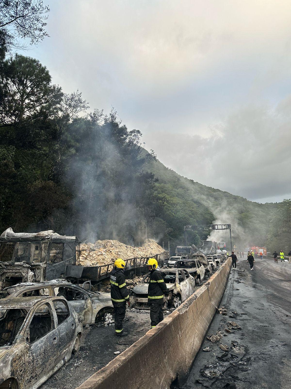 PRF investiga causas de acidente com incêndio na BR-101 - Veja as imagens (vídeo) dos escombros