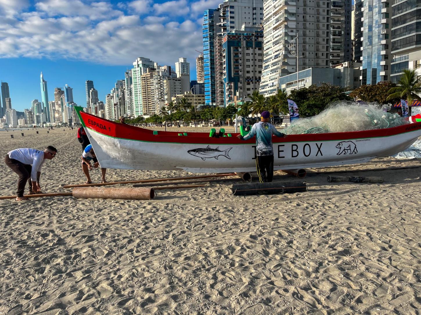 Ato simbólico na Praia Central marca início da Safra da Tainha 2025 em Balneário Camboriú