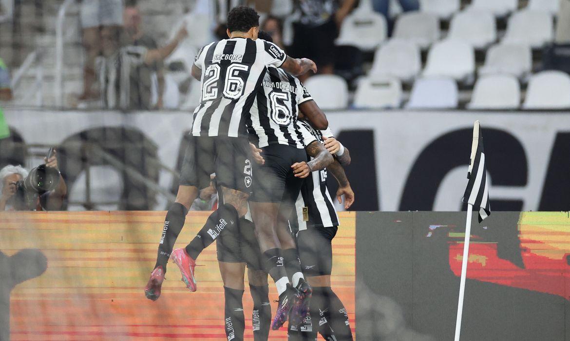 Copa do Brasil: Botafogo goleia e encaminha vaga; Grêmio perde de virada