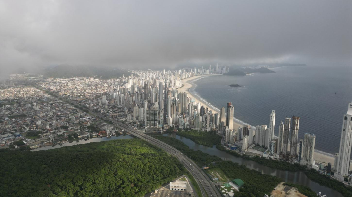 Lazer em dia de chuva: Balneário Camboriú conta com opções mesmo com o tempo fechado