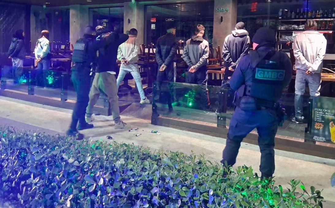 Casal é preso pela Guarda Municipal de Balneário Camboriú por posse de drogas na Avenida Atlântica