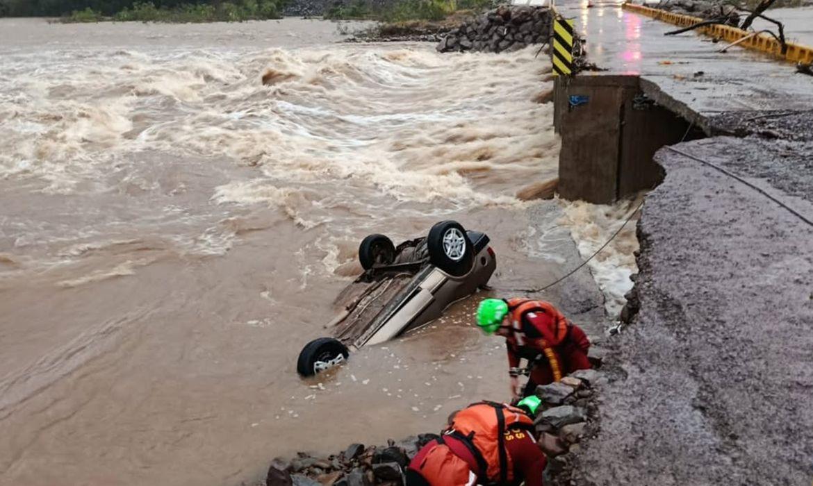 Chuvas obrigam quase 8 mil pessoas a deixarem suas casas no Rio Grande do Sul
