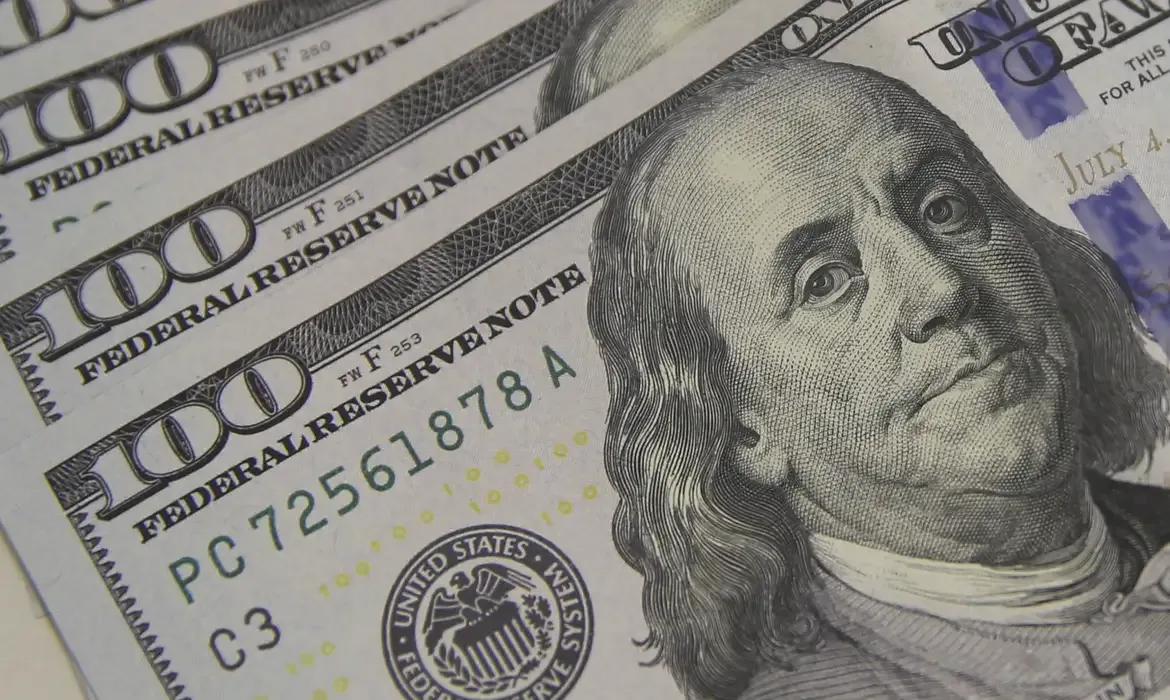 Dólar cai para R$ 5,56 à espera de pacote fiscal