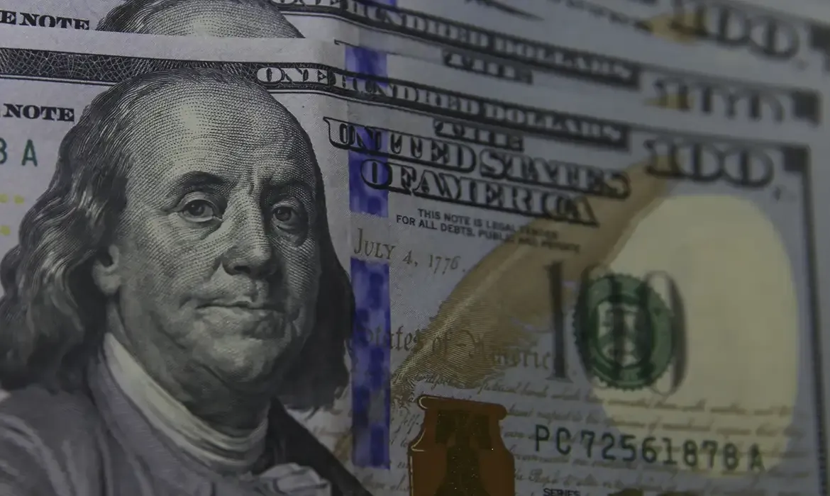 Dólar sobe para R$ 5,55 com votação de decreto do IOF
