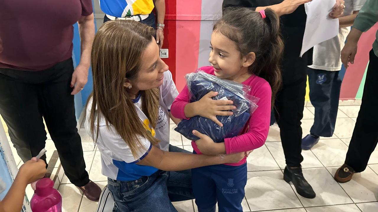 Entrega dos uniformes escolares inicia pelos Núcleos de Educação Infantil em Balneário Camboriú