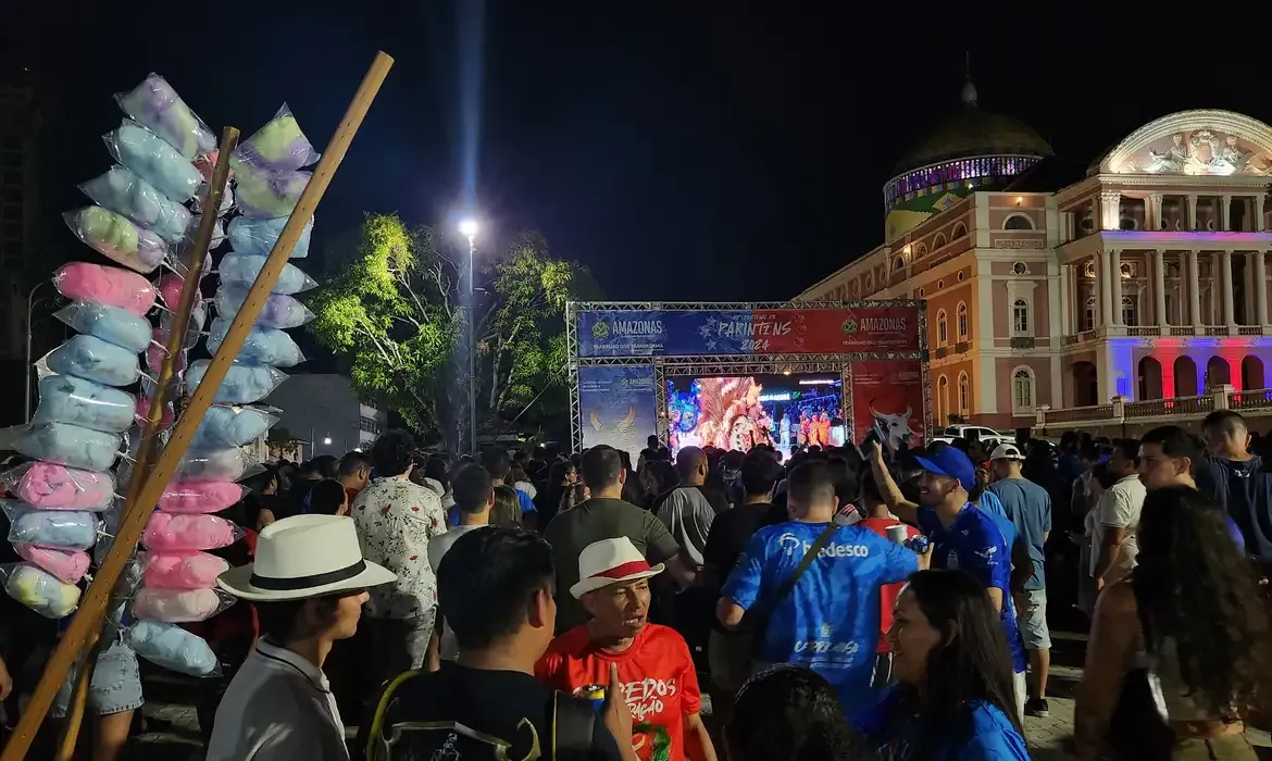 Festival de Parintins vai até domingo com bois Caprichoso e Garantido