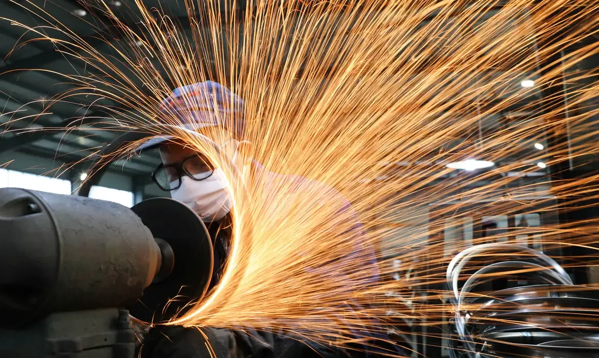 Indústria recua em nove locais pesquisados pelo IBGE