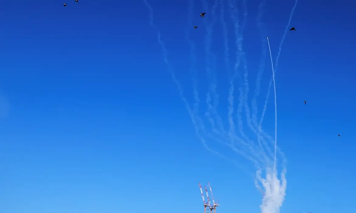 Irã lança mísseis contra base militar dos Estados Unidos no Catar