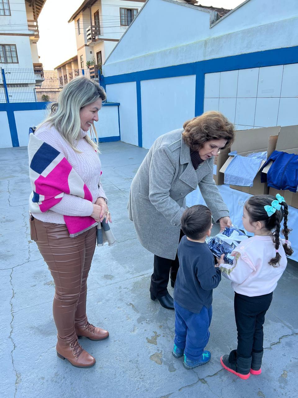 Novas entregas dos uniformes de inverno são realizadas nos Núcleos de Educação Infantil de Balneário Camboriú