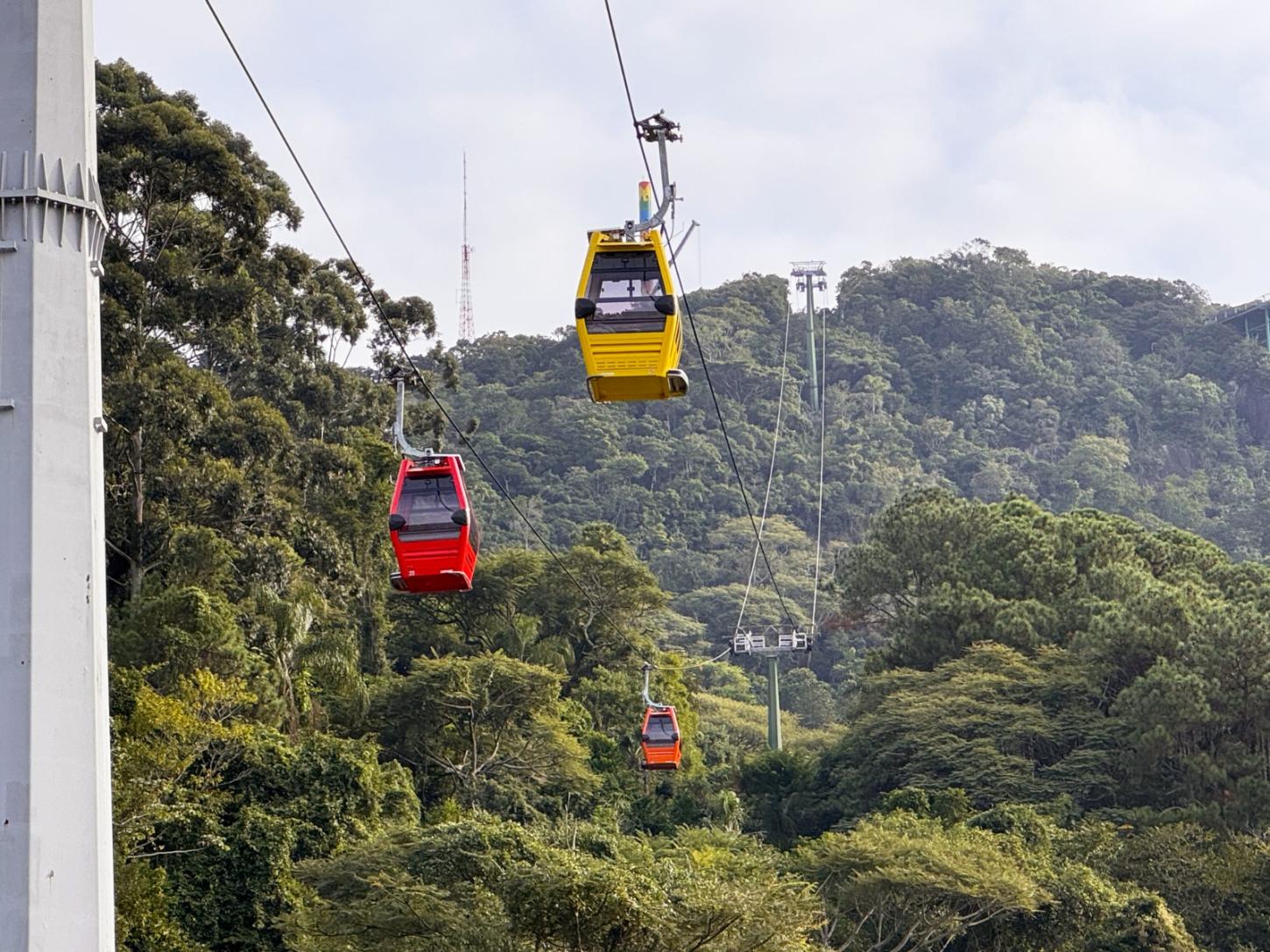 Parque Unipraias reabre com bondinhos aéreos modernizados