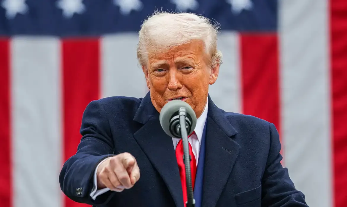 Trump anuncia ataque a três usinas nucleares do Irã