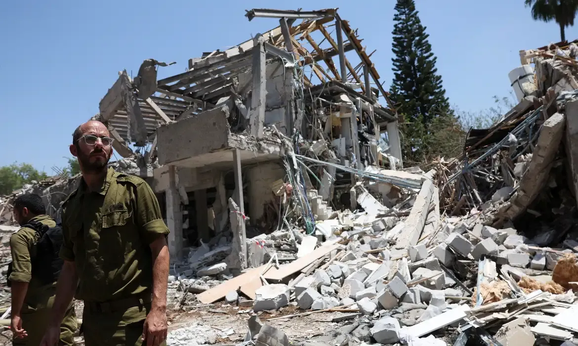 Trump e Khamenei fazem provocações nas redes sociais