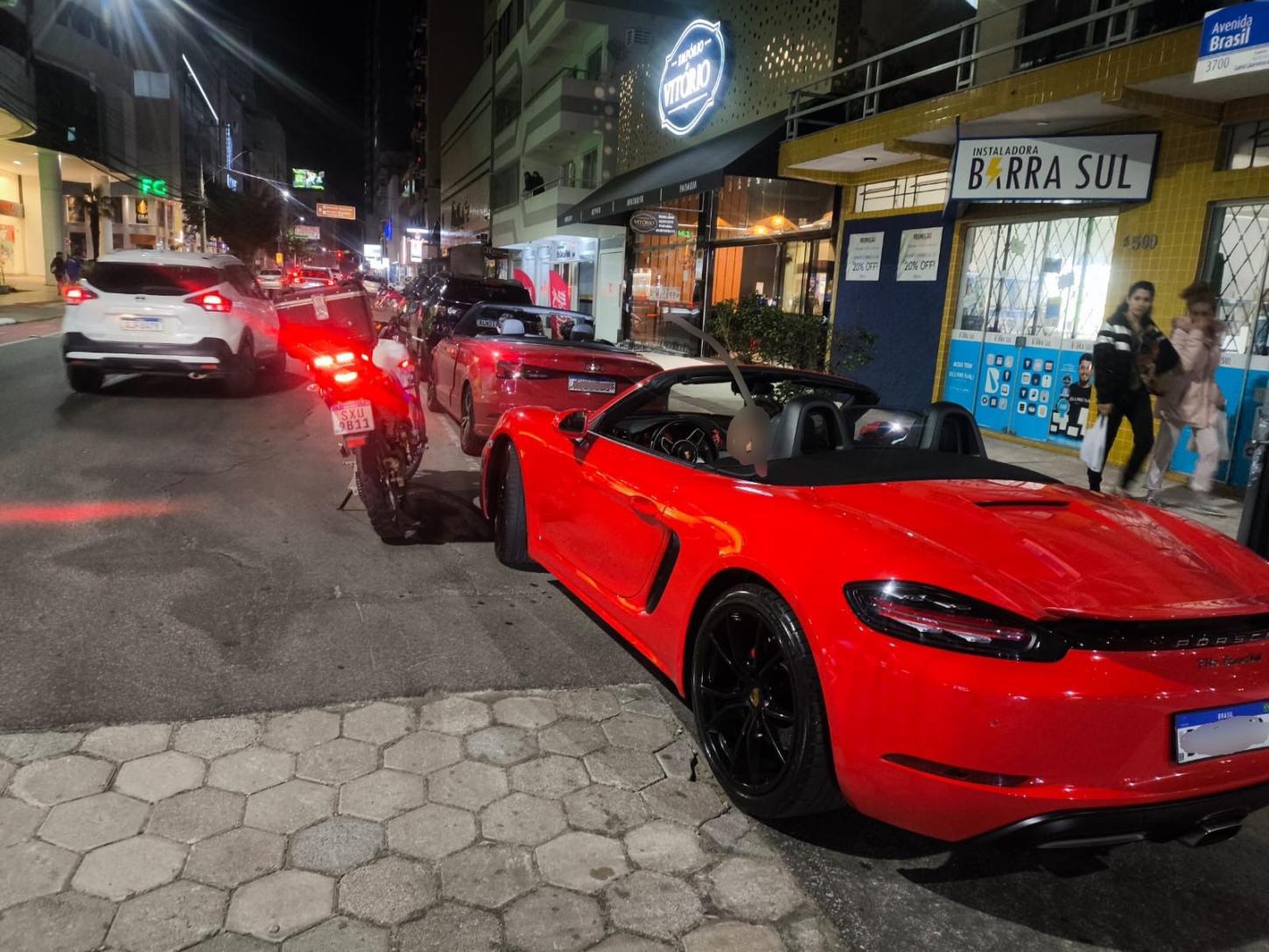 Após racha, Agentes de Trânsito removem dois carros ao pátio em Balneário Camboriú 