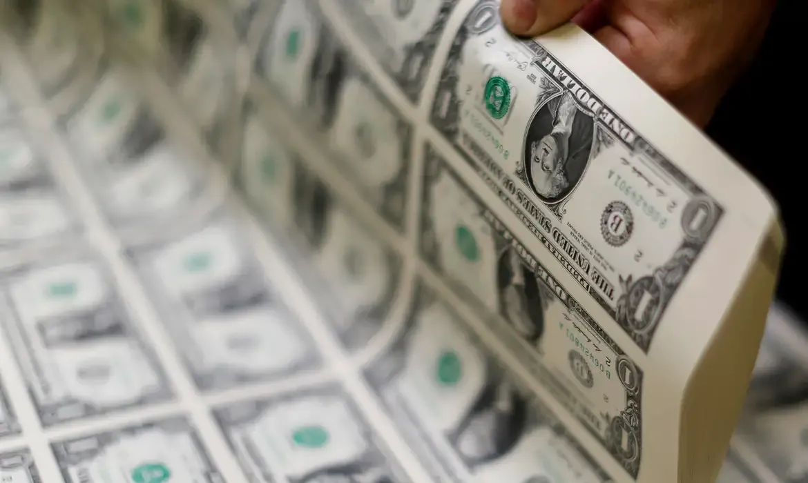 Dólar fecha acima de R$ 5,60 pela primeira vez em quase dois meses