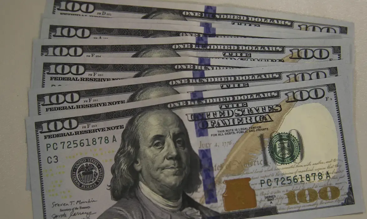 Dólar sobe para R$ 5,46 com IOF e realização de lucros