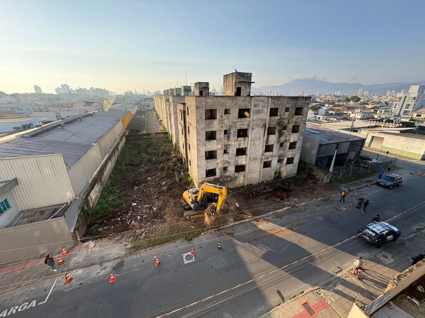 Em Itajaí inicia demolição de prédios no São Vicente após 30 anos de abandono